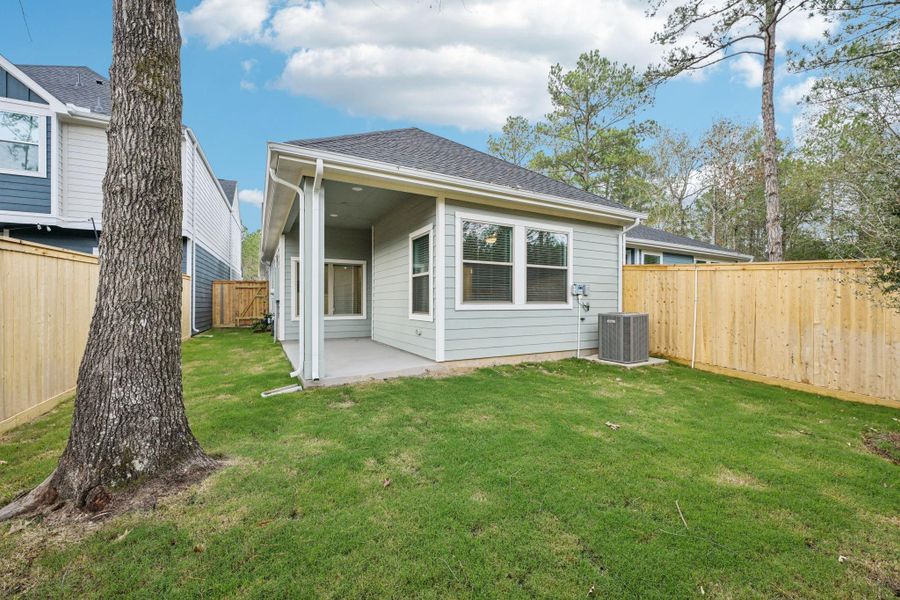 Exterior details and patio area of a home in Kresston, Montgomery (Image 21).