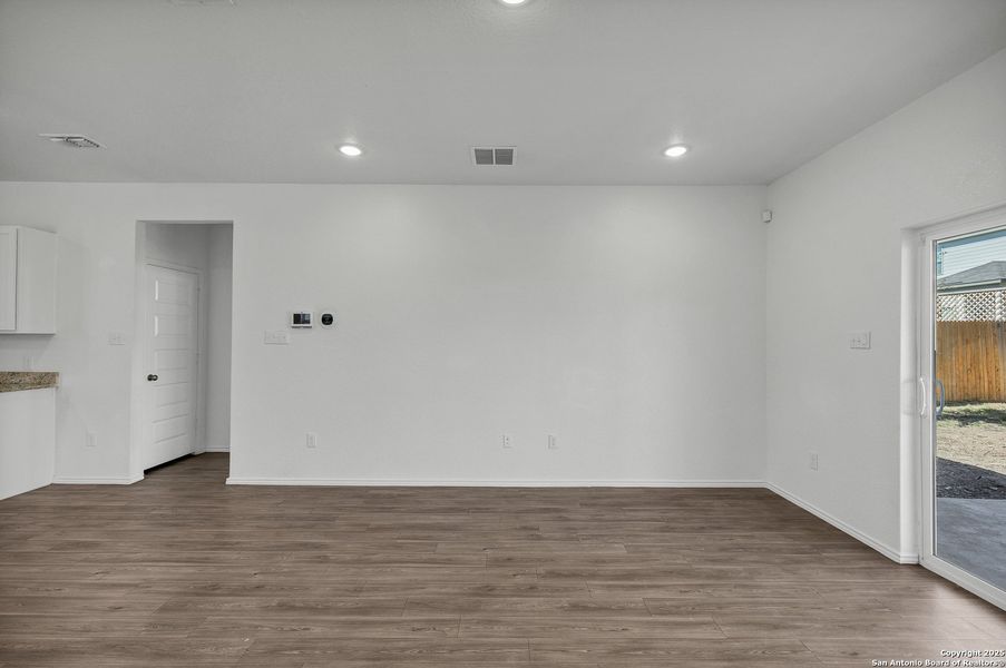 Spacious, unfurnished interior of a new home in Blue Ridge Ranch, San Antonio (Image 28).
