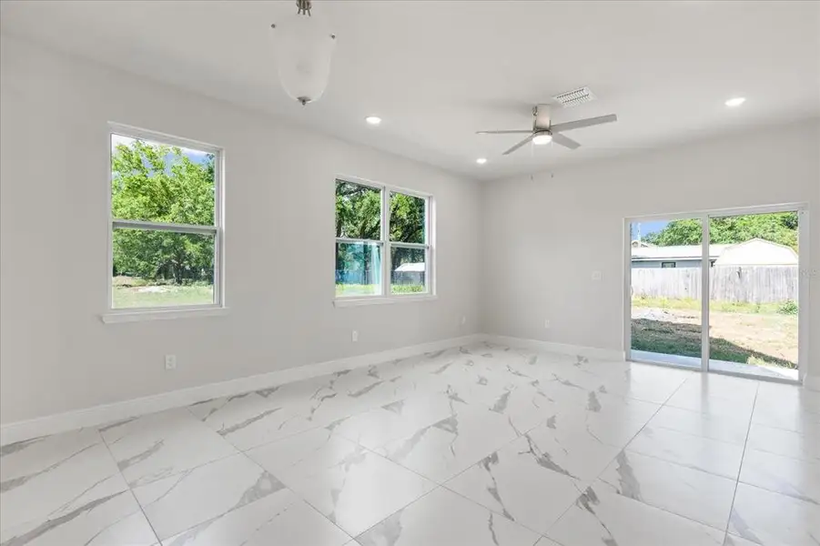Spacious, unfurnished interior of a new home in , Kissimmee (Image 12).
