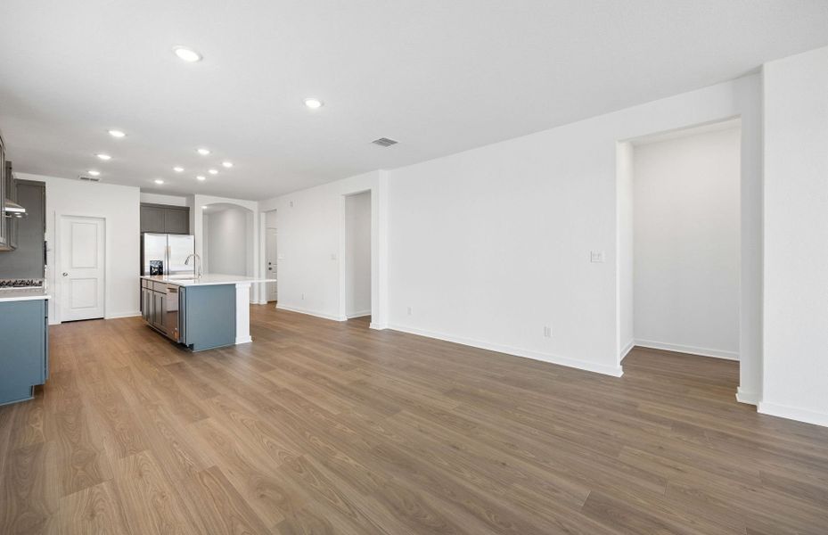 Spacious, unfurnished interior of a new home in Sunfield, Buda (Image 15).