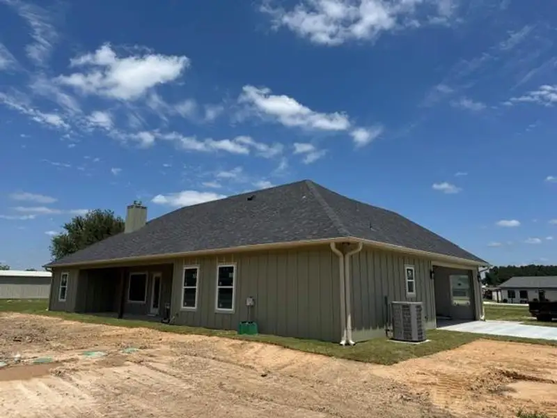Exterior details and patio area of a home in , Yantis (Image 3).