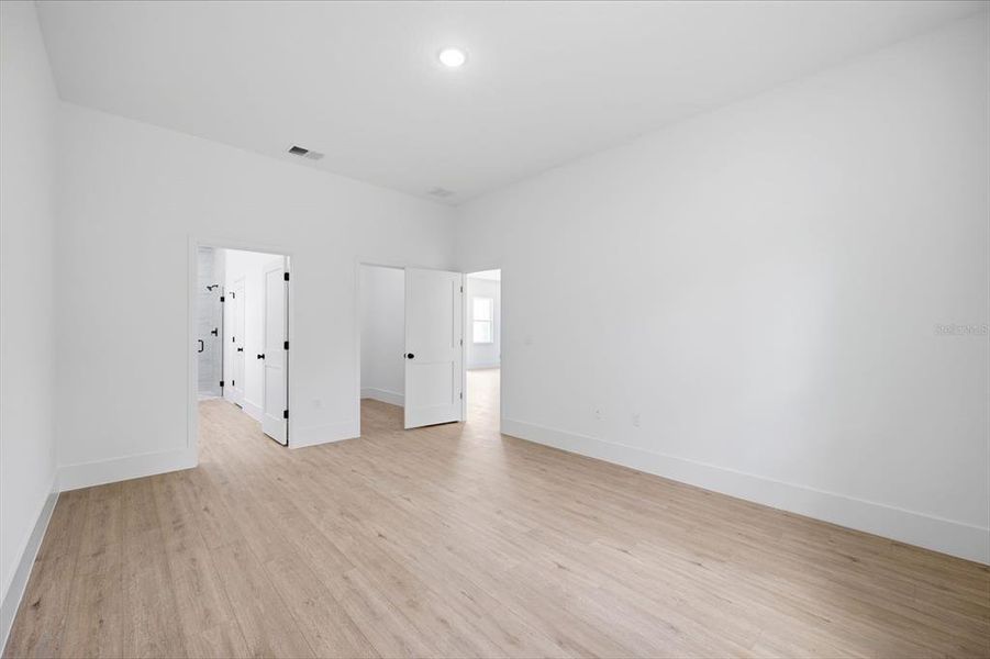 Spacious, unfurnished interior of a new home in , Ocala (Image 29).