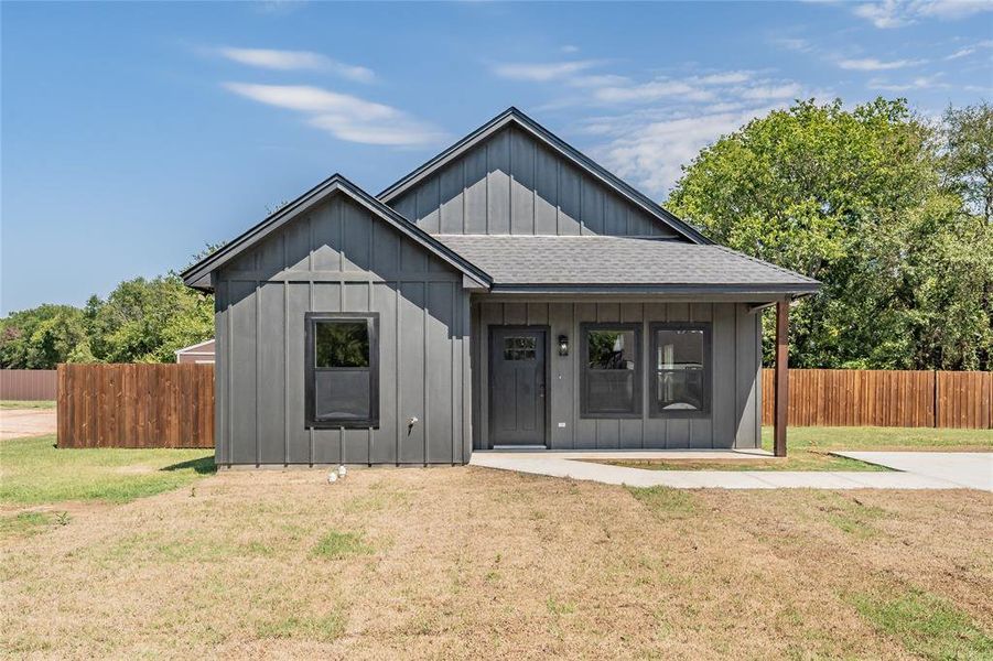 Front exterior of a new home in , Bridgeport, TX, highlighting curb appeal (Image 21). Front exterior of a new home in , Bridgeport, TX, highlighting curb appeal (Image 21).