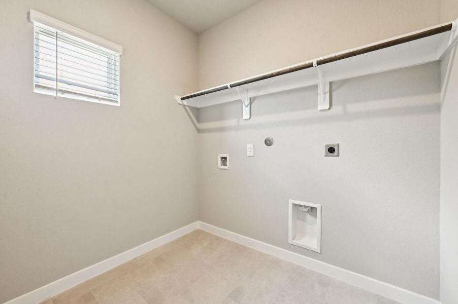 Spacious, unfurnished interior of a new home in Heights of Barbers Hill, Mont Belvieu (Image 15).