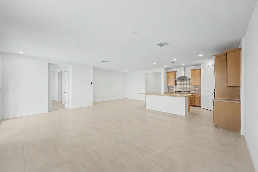 Spacious, unfurnished interior of a new home in White Tank Vistas, Waddell (Image 8).
