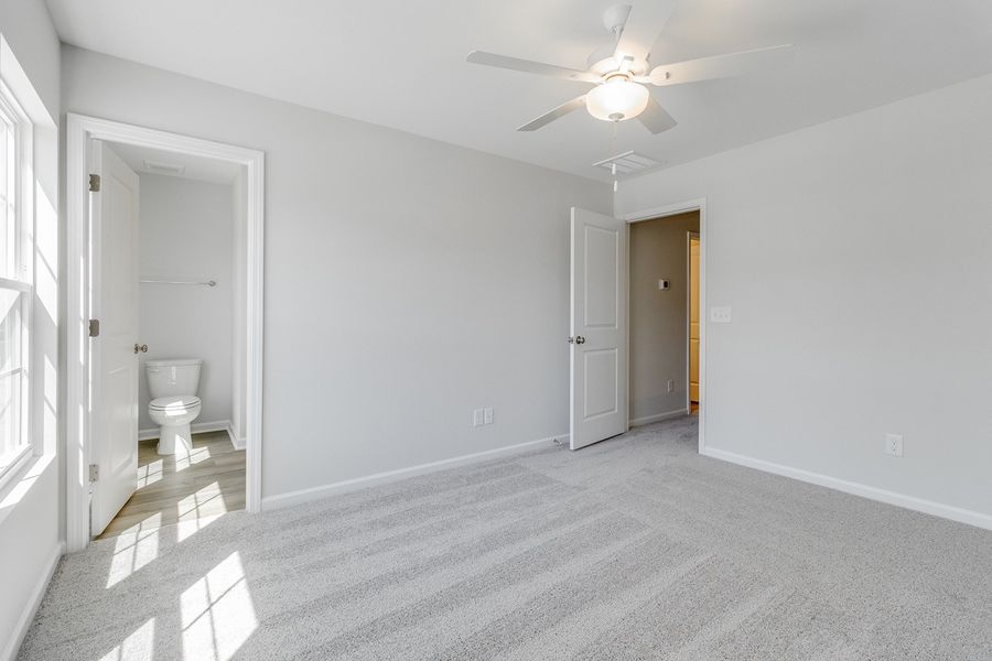 Spacious, unfurnished interior of a new home in Astoria, Columbia (Image 23).