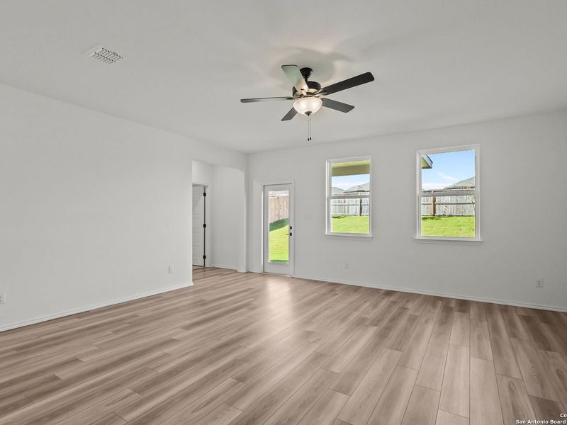 Spacious, unfurnished interior of a new home in Comanche Ridge, San Antonio (Image 25).