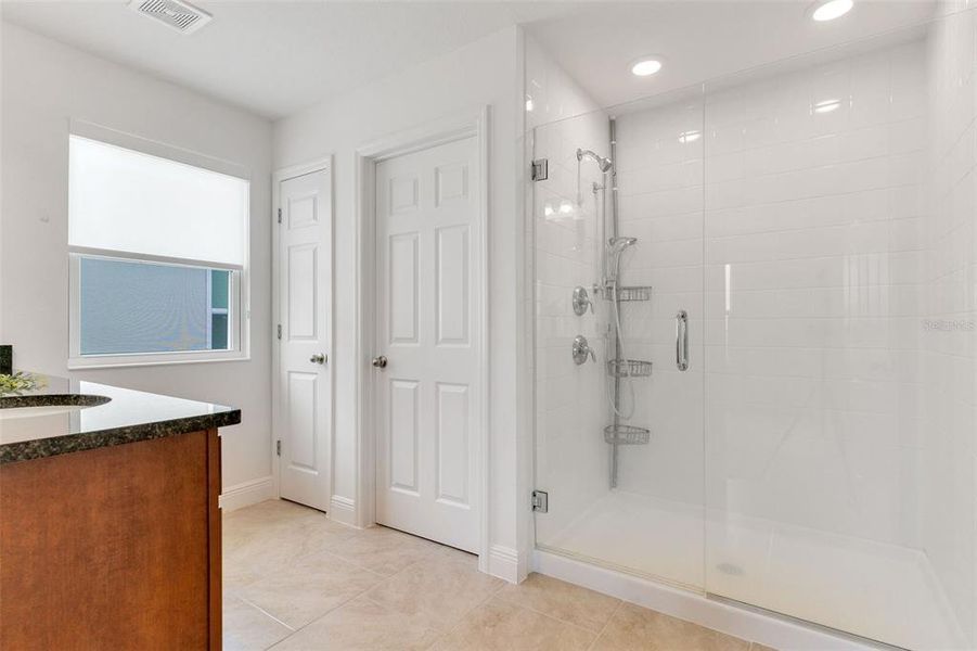 Furnished interior view inside a new home in , Clermont (Image 25).