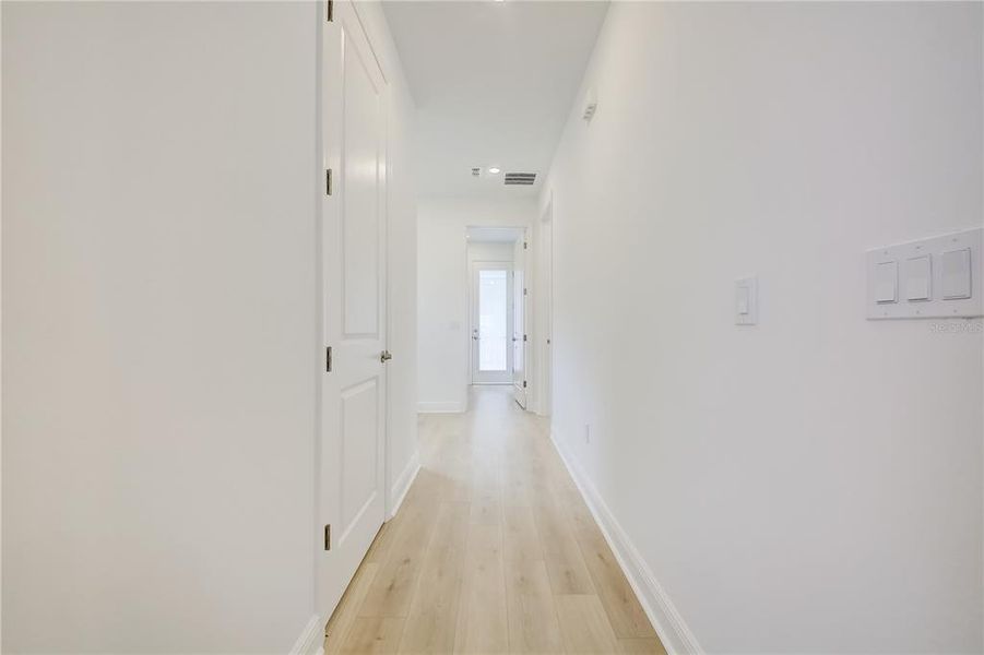 Spacious, unfurnished interior of a new home in Bungalow Walk at Lakewood Ranch, Sarasota (Image 29).