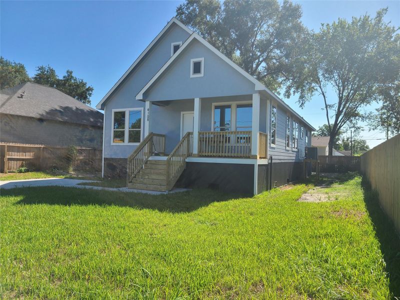 Exterior details and patio area of a home in , Houston (Image 18).