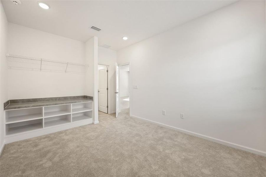 Spacious, unfurnished interior of a new home in , Orlando (Image 24).
