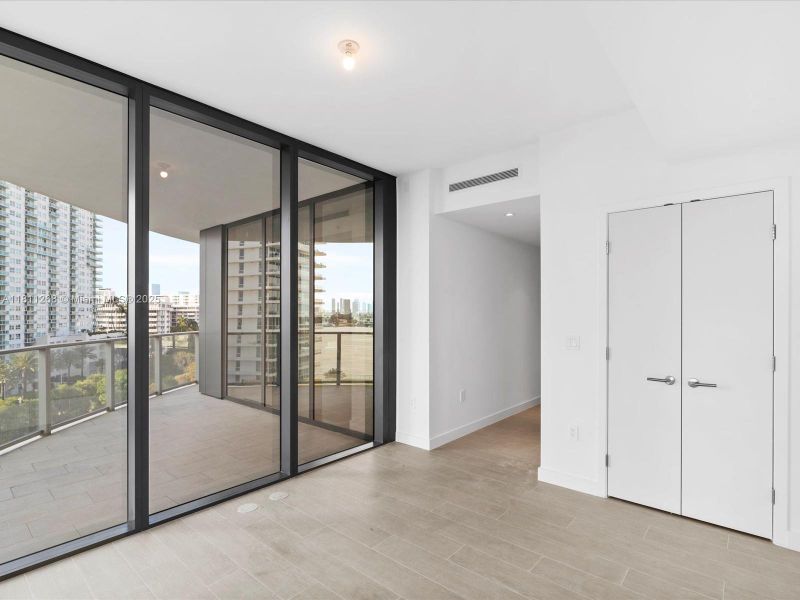 Spacious, unfurnished interior of a new home in Five Park, Miami Beach (Image 23). Spacious, unfurnished interior of a new home in Five Park, Miami Beach (Image 23).