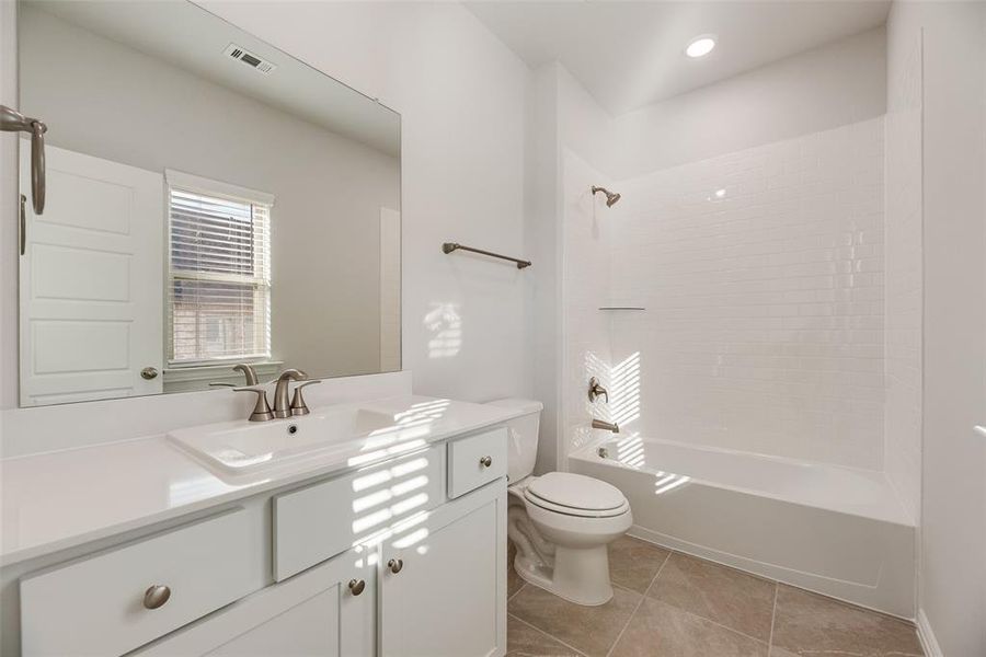 Furnished interior view inside a new home in , Frisco (Image 13).