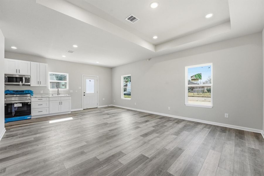 Spacious, unfurnished interior of a new home in , Beaumont (Image 9).