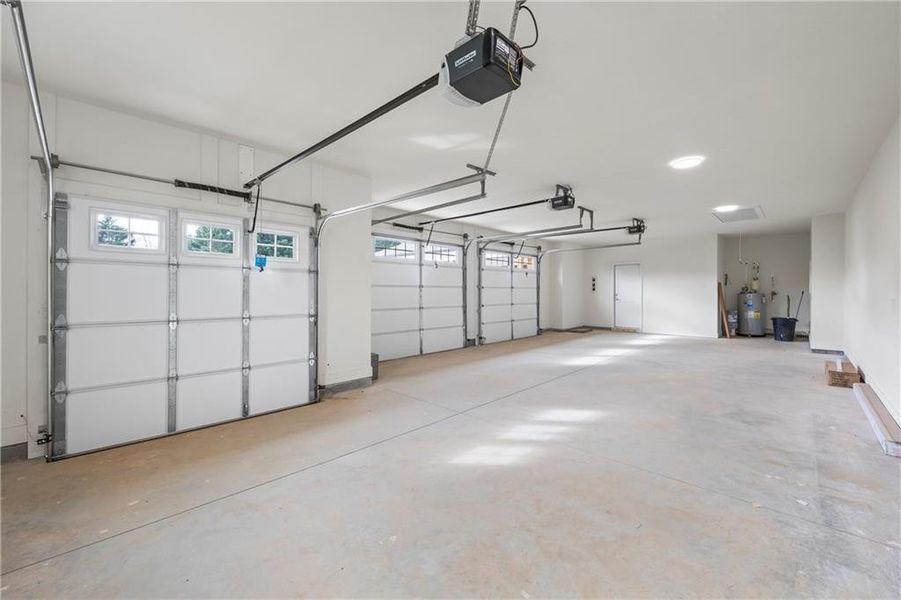 Spacious, unfurnished interior of a new home in , Gainesville (Image 28).