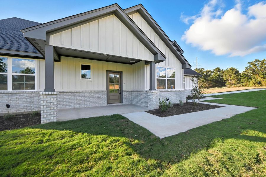Representative exterior details of a home built from the Garrison III by Cheldan Homes in Arbor Oaks, Boyd (Image 4).