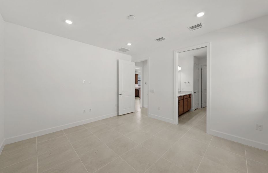 Spacious, unfurnished interior of a new home in Del Webb Catalina, Lakewood Ranch (Image 16). Spacious, unfurnished interior of a new home in Del Webb Catalina, Lakewood Ranch (Image 16).