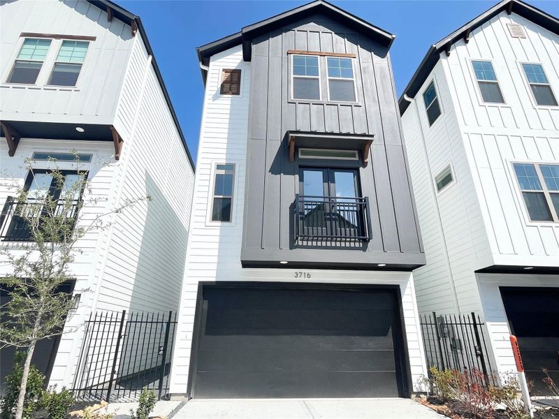 Private Driveway with Backyard and Gated Community! Private Driveway with Backyard and Gated Community!