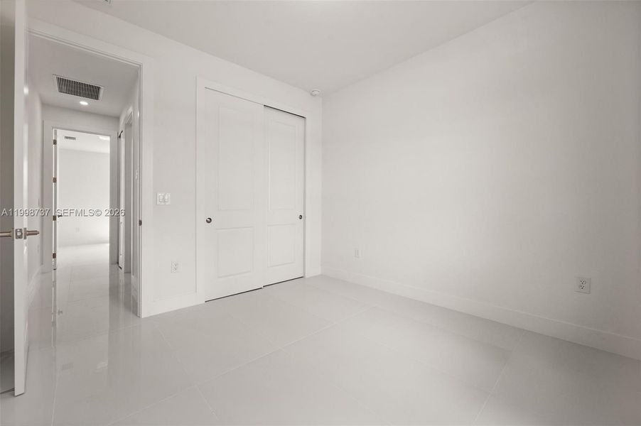 Spacious, unfurnished interior of a new home in , Lehigh Acres (Image 10).