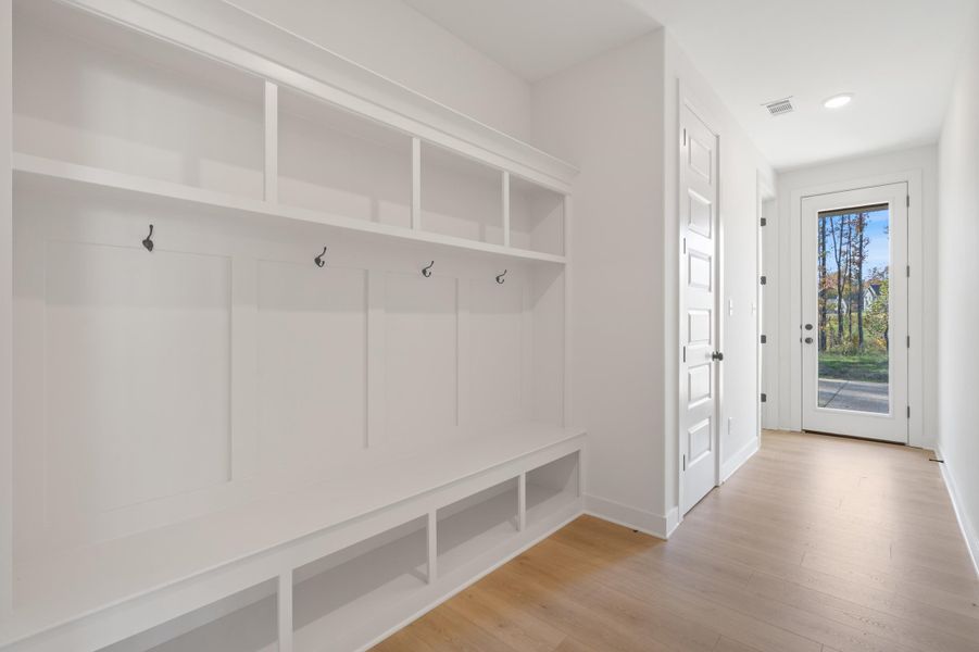 Spacious, unfurnished interior of a new home in White Oak, Arlington (Image 21).