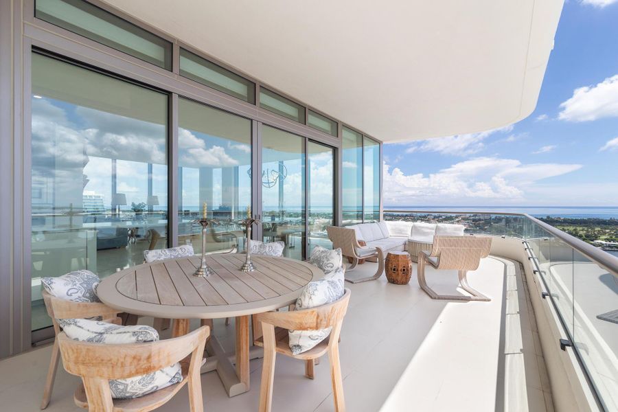 Condo located in West Palm Beach, FL showcasing its design and architecture (Image 3).