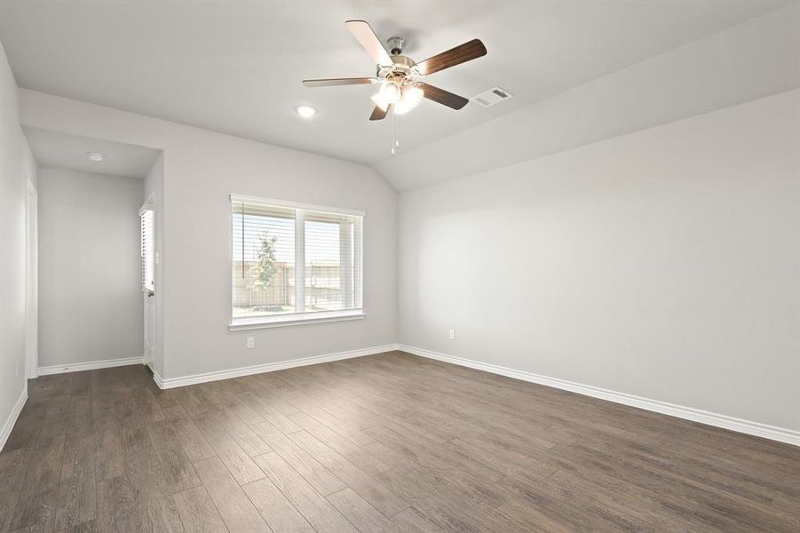 Spacious, unfurnished interior of a new home in Rocky Creek Crossing, Fort Worth (Image 16).