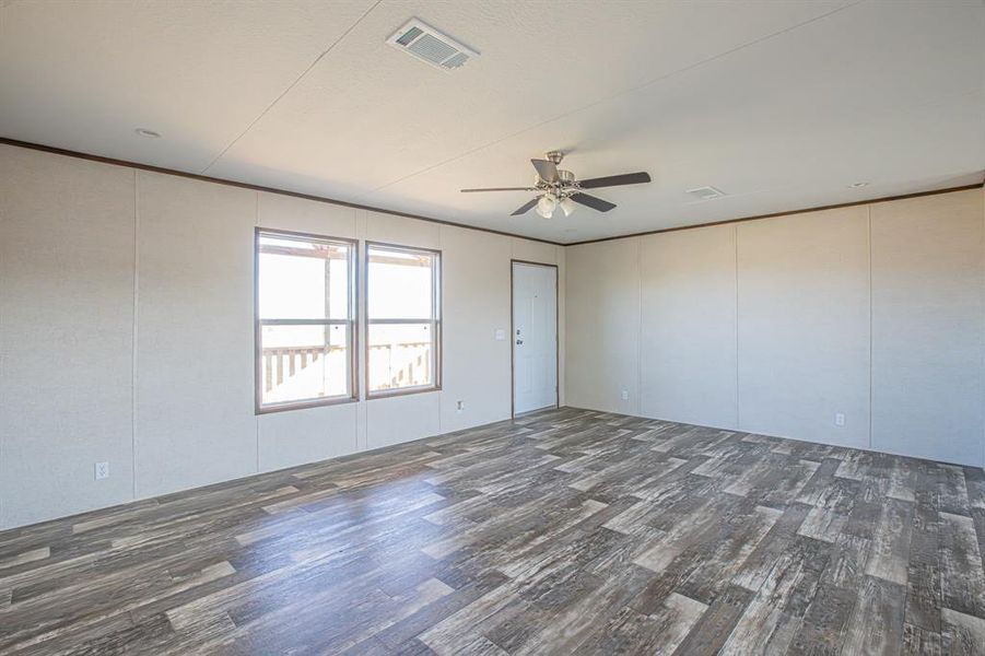 Spacious, unfurnished interior of a new home in , Bellevue (Image 9).