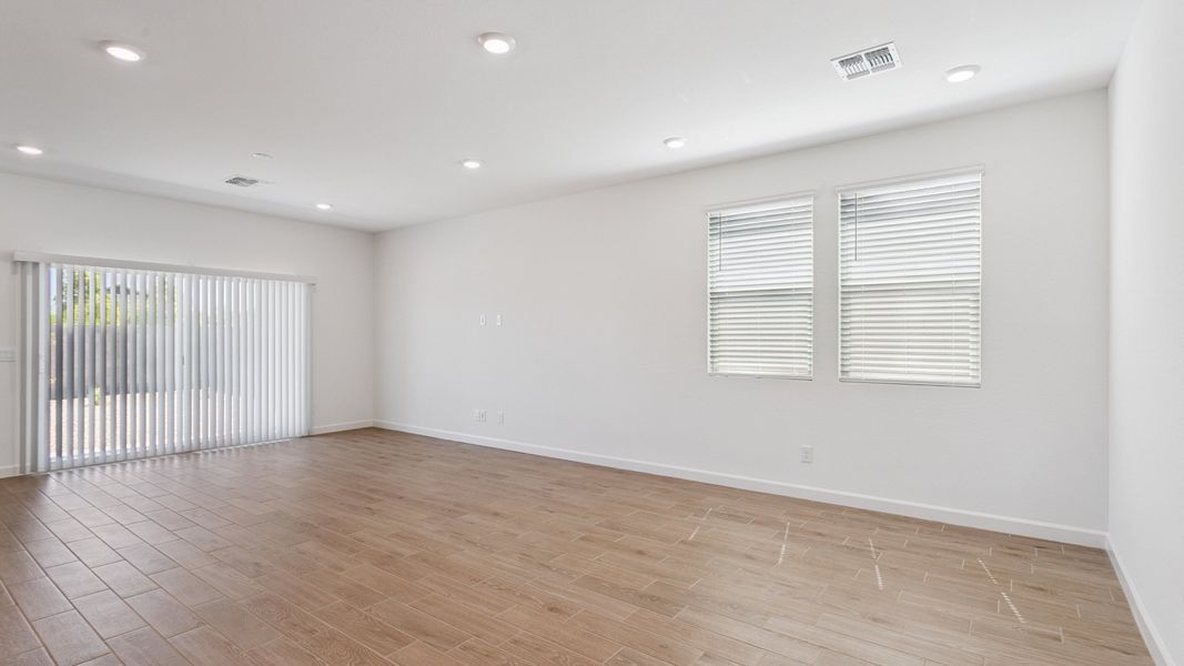 Spacious, unfurnished interior of a new home in Del Rio Ranch, Avondale (Image 19).