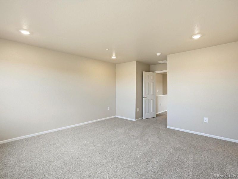 Spacious, unfurnished interior of a new home in , Aurora (Image 16).