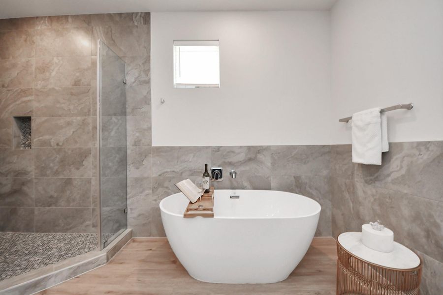 This tranquil bathroom tub serves as a peaceful retreat, adorned with soft neutral tones that enhance its calming ambiance. This tranquil bathroom tub serves as a peaceful retreat, adorned with soft neutral tones that enhance its calming ambiance.