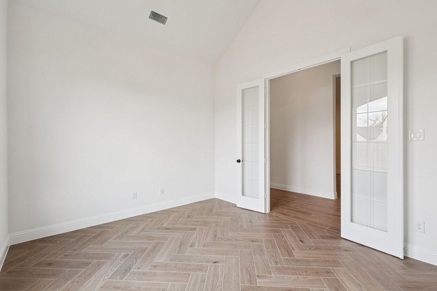 Spacious, unfurnished interior of a new home in Sienna 65', Missouri City (Image 36).