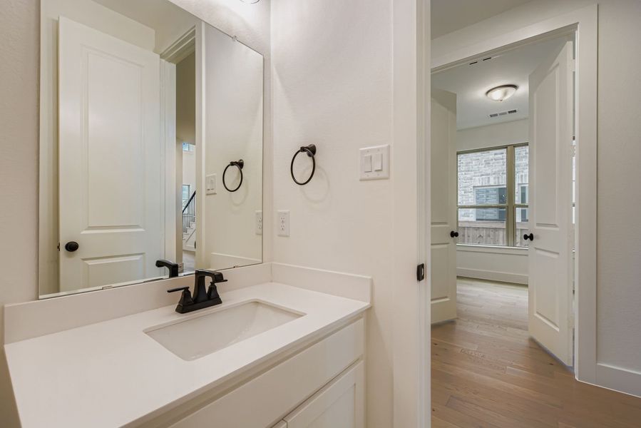 828 Trailing Vine - Full Bathroom