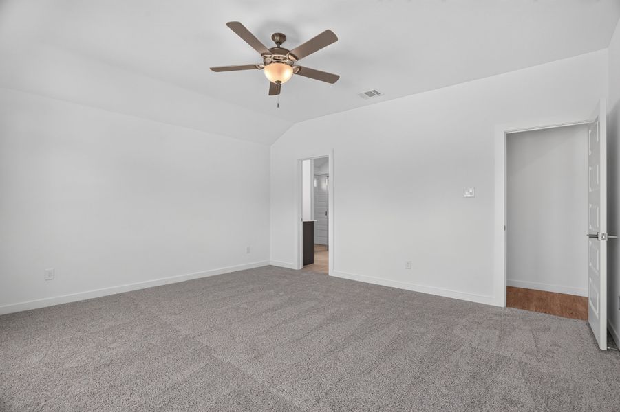 Spacious, unfurnished interior of a new home in Trail Creek, Cleburne (Image 46).