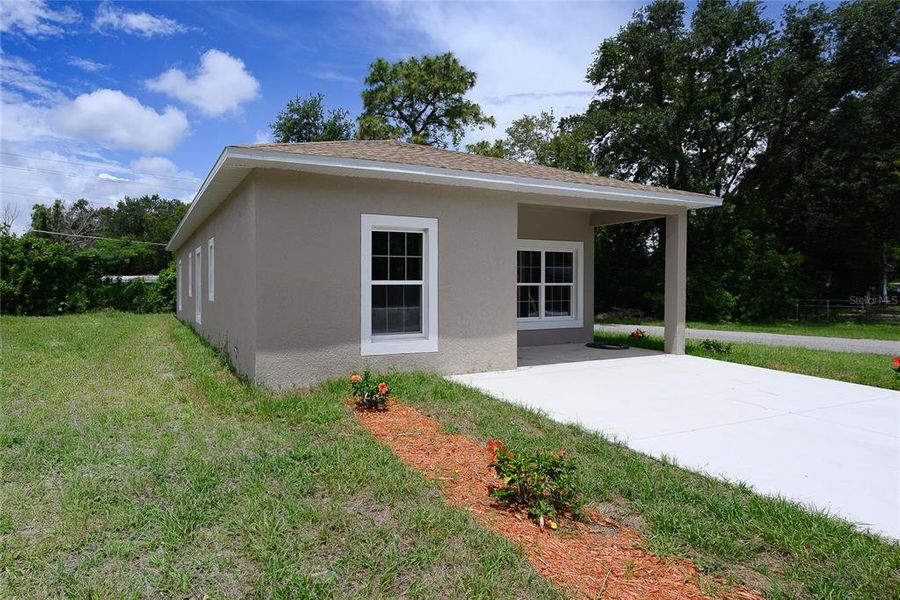 Exterior details and patio area of a home in , Orlando (Image 2).
