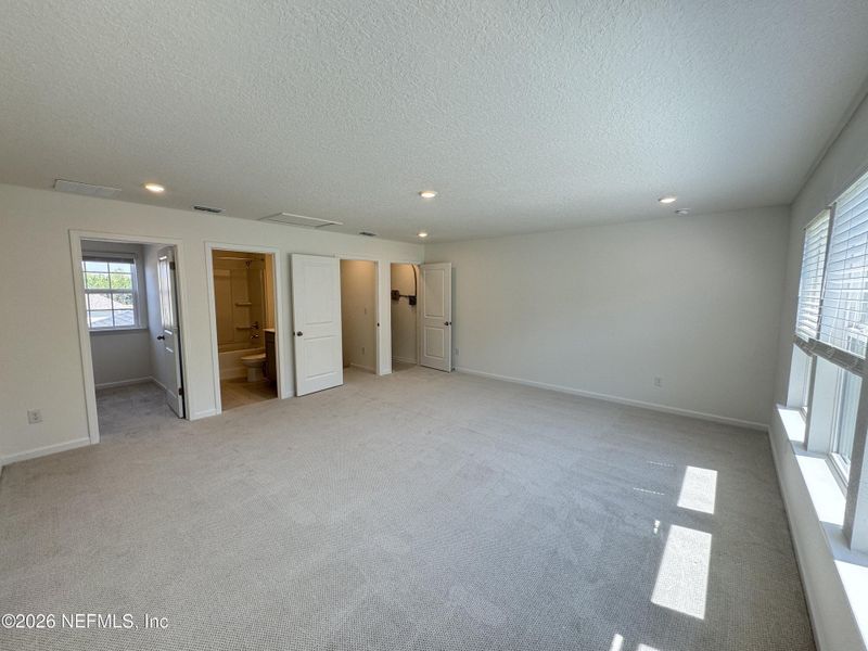 Spacious, unfurnished interior of a new home in Hyland Trail, Green Cove Springs (Image 38).