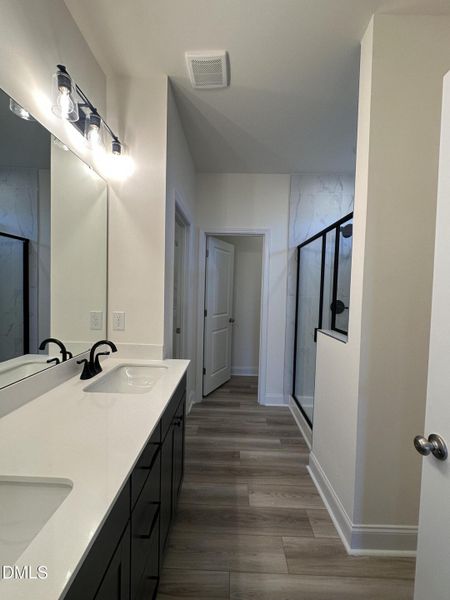 Owner's Bath Lot 153 (2) Owner's Bath Lot 153 (2)