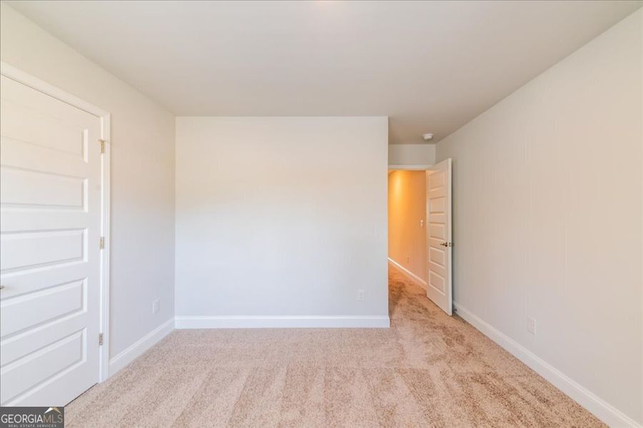 Spacious, unfurnished interior of a new home in Oakview Estates, Macon (Image 31).
