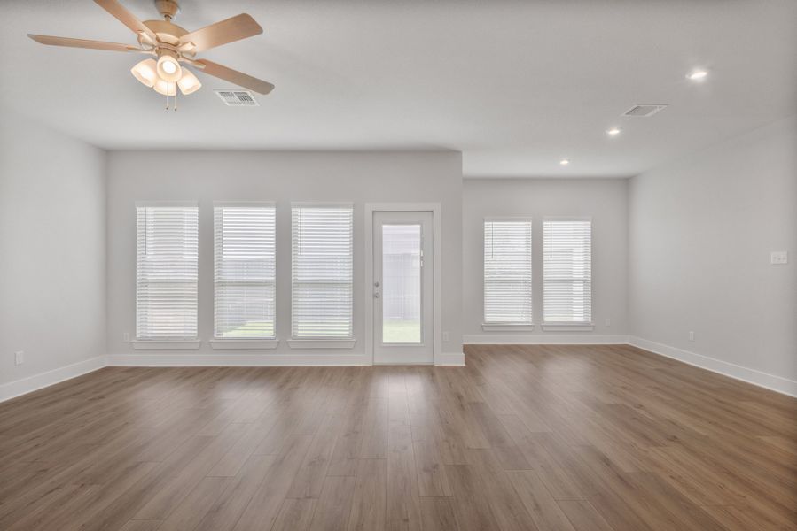 Spacious, unfurnished interior of a new home in Three Creeks, Belton (Image 7).