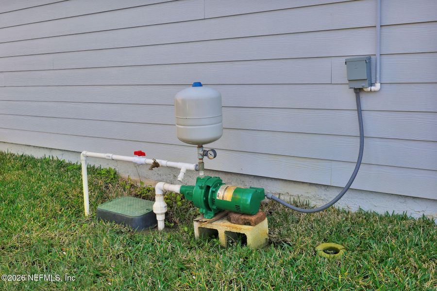 Exterior details and patio area of a home in , Jacksonville (Image 4).