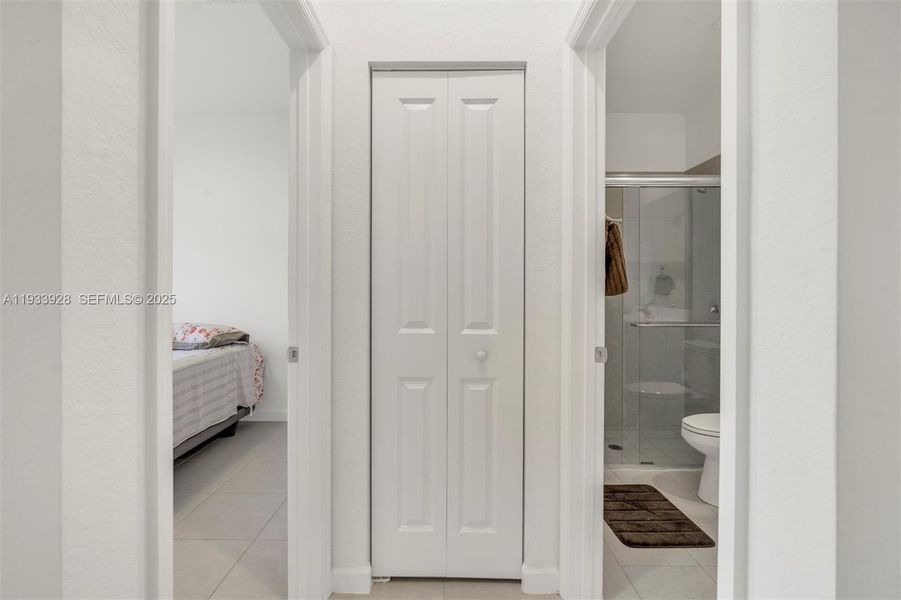 Furnished interior view inside a new home in , Coral Springs (Image 5).