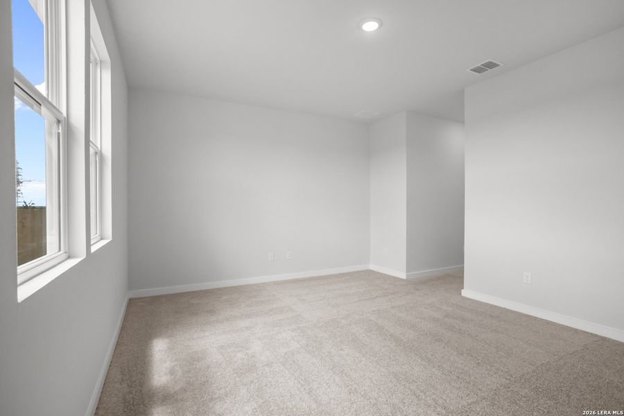 Spacious, unfurnished interior of a new home in Mesa Vista, San Antonio (Image 26).