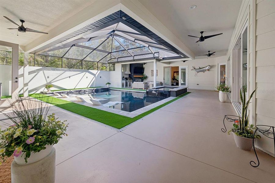 Exterior details and patio area of a home in , High Springs (Image 32).