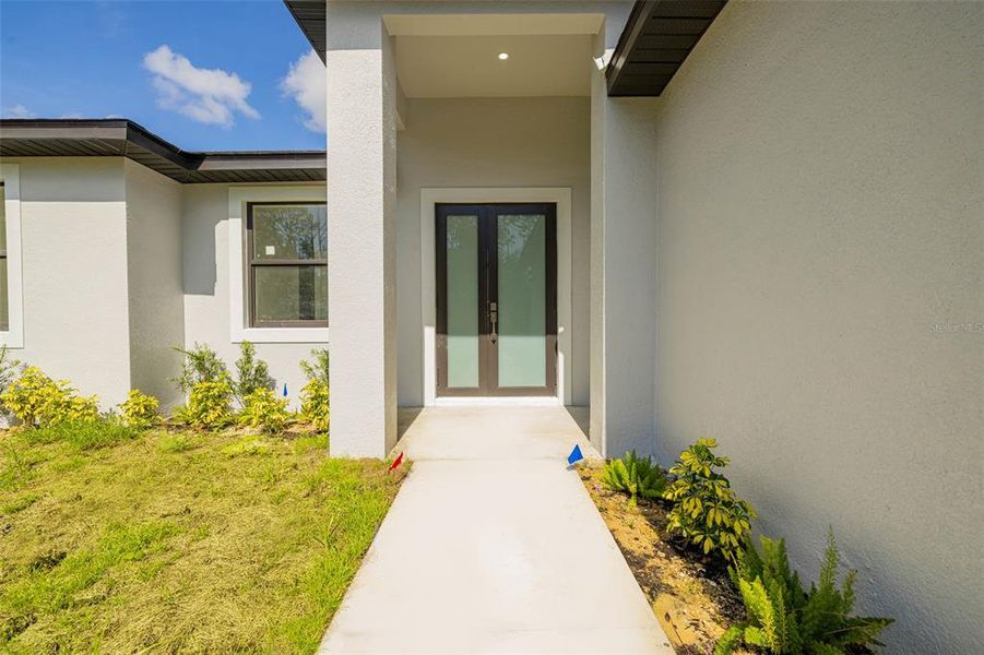 Exterior details and patio area of a home in , Port Charlotte (Image 2).