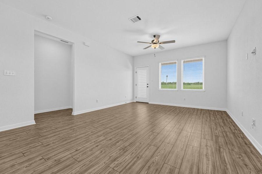 Spacious, unfurnished interior of a new home in Sunfield, Buda (Image 10).