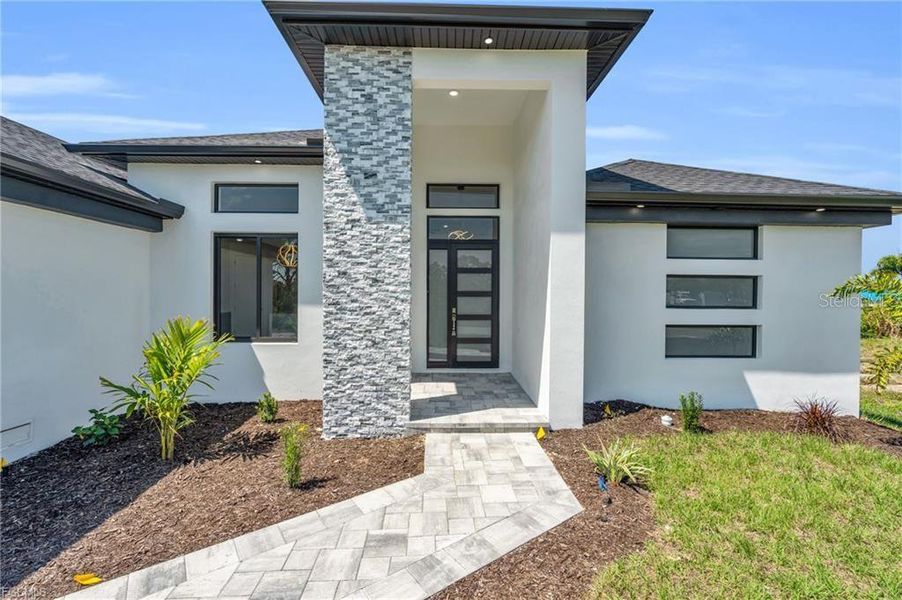 Exterior details and patio area of a home in , Port Charlotte (Image 4).