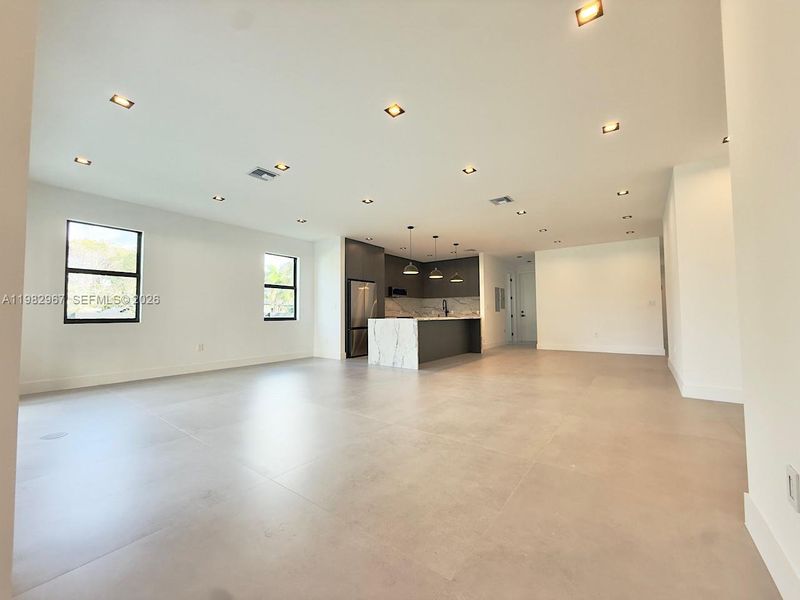 Spacious, unfurnished interior of a new home in , Fort Lauderdale (Image 14).
