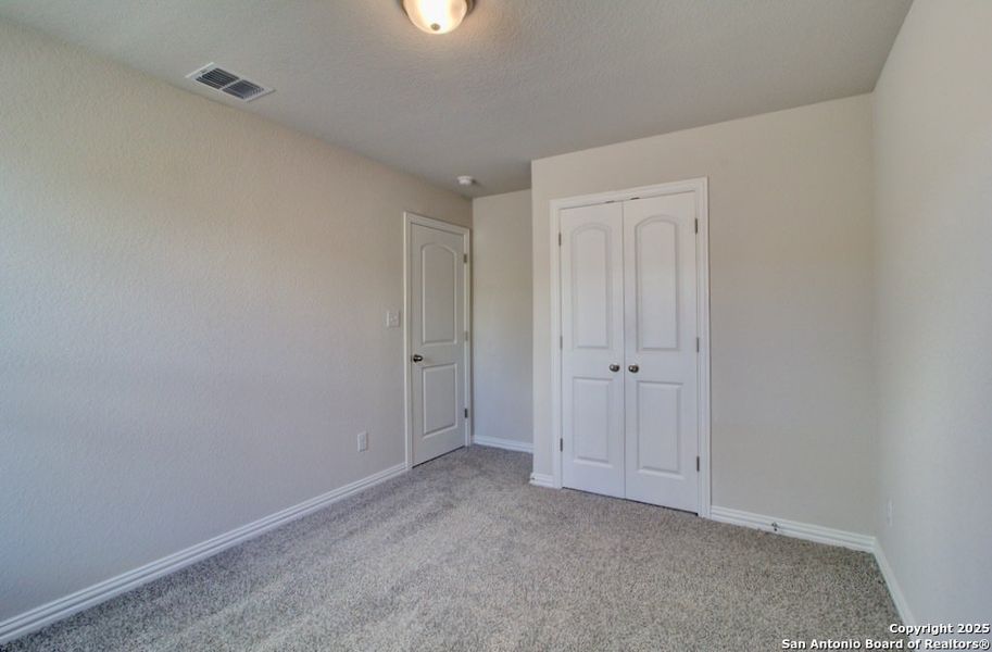 Spacious, unfurnished interior of a new home in Dauer Ranch, New Braunfels (Image 21).