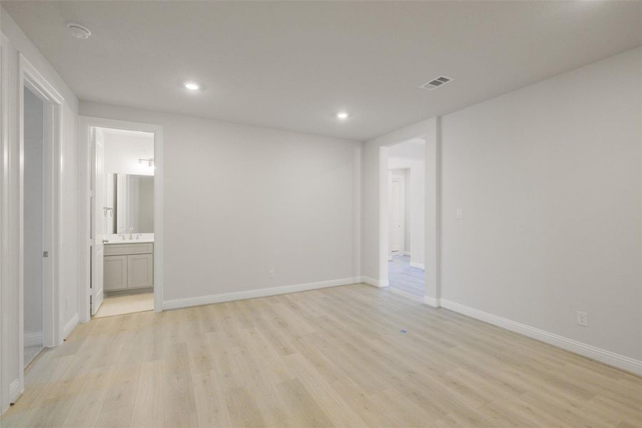Spacious, unfurnished interior of a new home in Sienna 65', Missouri City (Image 23).