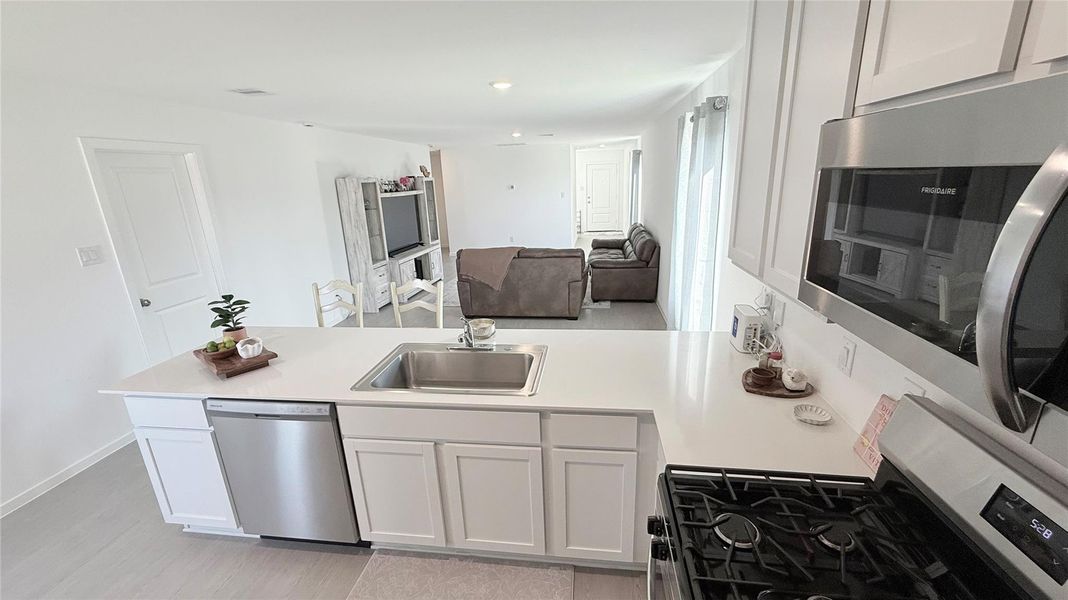 Modern and elegant kitchen with all stainless steel appliances included! Modern and elegant kitchen with all stainless steel appliances included!