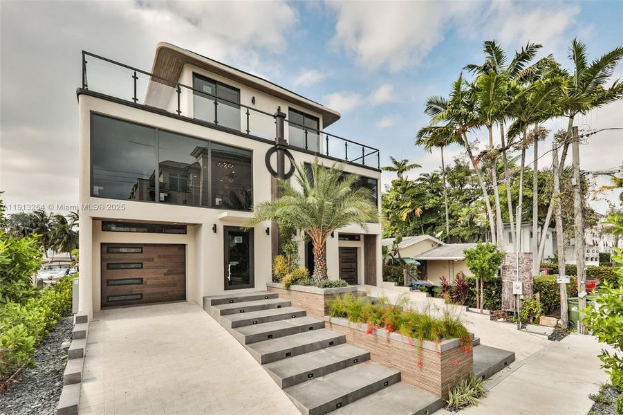 Exterior details and patio area of a home in , Fort Lauderdale (Image 4).